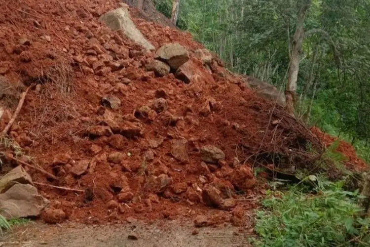 Longsor Cibinong-Cianjur, Jalan Desa Pamoyanan Putus....
