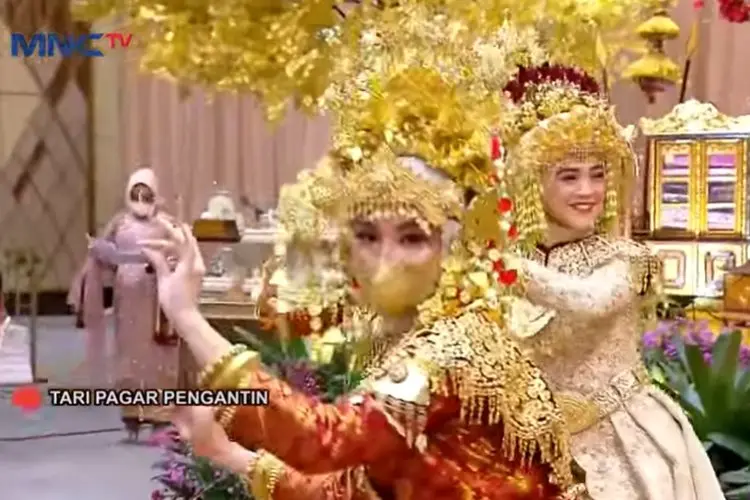 Resmi Dipinang Teuku Ryan, Ria Ricis Tampilkan Tarian Pagar Pengantin