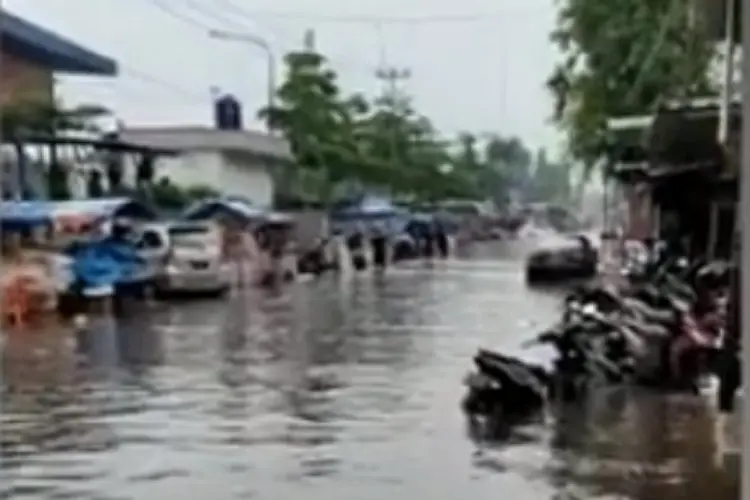 Gawat! Banjir Tetap Terjang Pasar Panorama Lembang Meski Sudah Ada Pengerukan