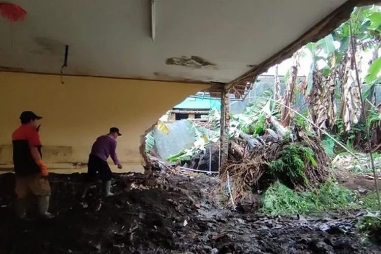 Ruangan Komputer Ambruk, 20 Kelas Terendam Lumpur, PTM di SMAN 1 Lembang Dihentikan