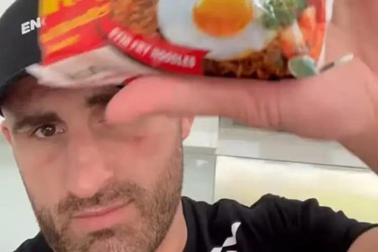 Juara Dunia UFC Masak Indomie Goreng, Netizen: Indonesia Love You Champ!
