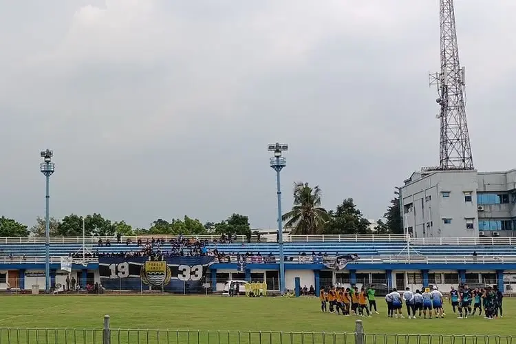 Puluhan Bobotoh Beri Semangat Skuat Persib di Stadion Sidolig