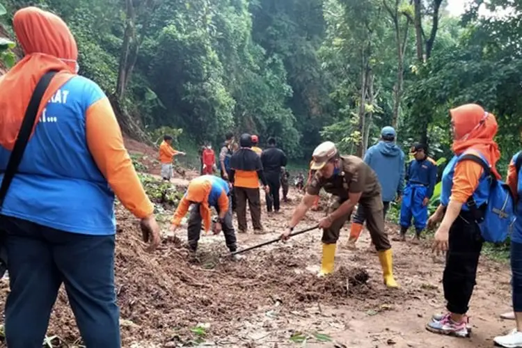 Longsor Timbun Ruas Jalan Rajamandala-Cipongkor, BPBD Sebut Tak Ada Korban Jiwa