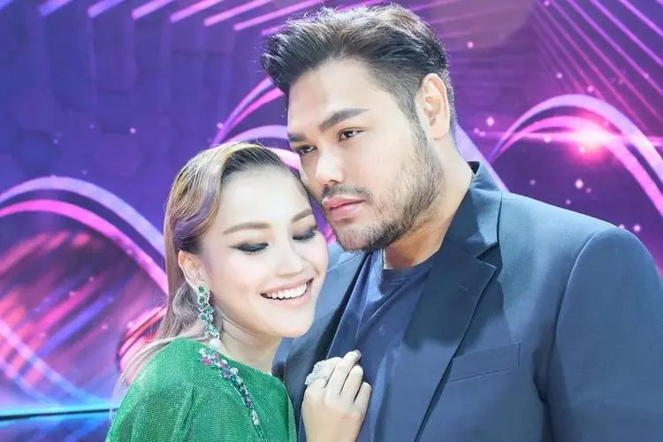 Ivan Gunawan Pamer Foto Cium Ayu Ting Ting, Vega Darwanti: Aaaaaahhhhh