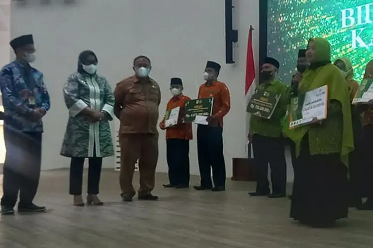 Usai Berikan Bantuan Hibah Keagamaan, Ade Yasin Dorong Regenerasi Amilin