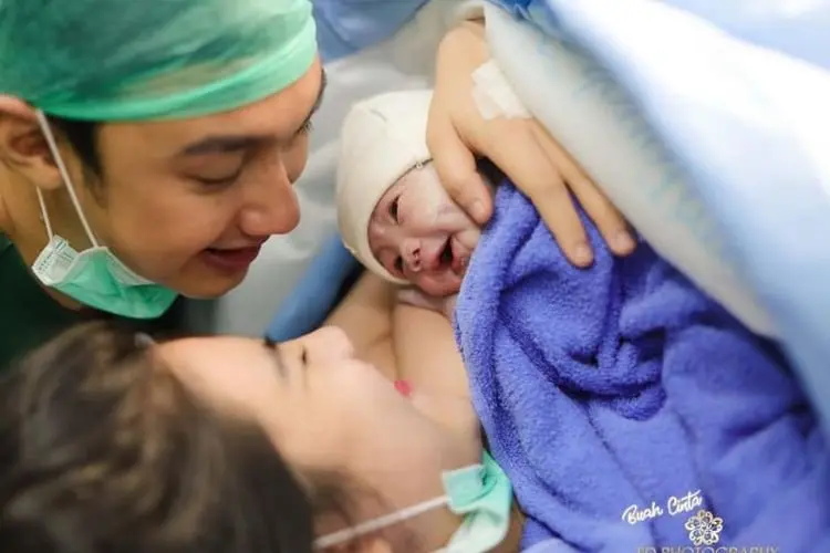 Anak Pertama Lahir, Ini Ungkapan Hati Caesar Hito dan Rasa Terima Kasihnya untuk Sang Istri