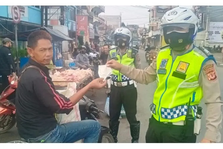Sambil Operasi Zebra Lodaya 2021, Polisi Bagikan Masker dan Ingatkan Prokes