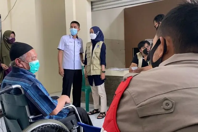 Gandeng Dinkes, Binmas Jemput Lansia ke Puskesmas Untuk Divaksin