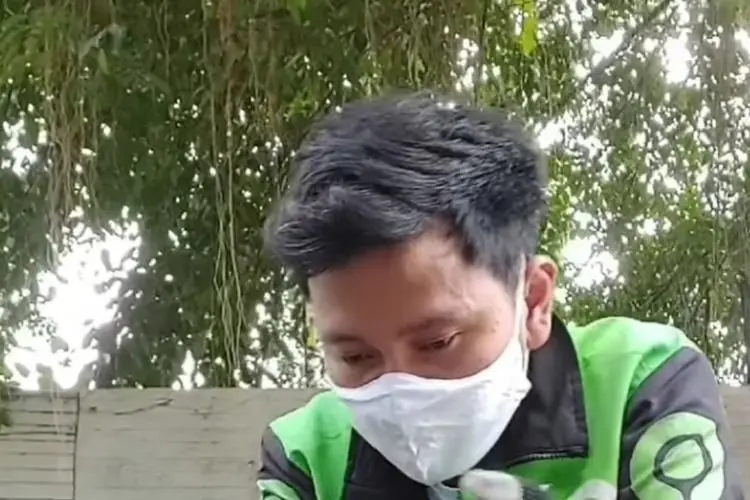 Viral! Driver Ojol Kerja Keras untuk Belikan sang Ayah Mobil