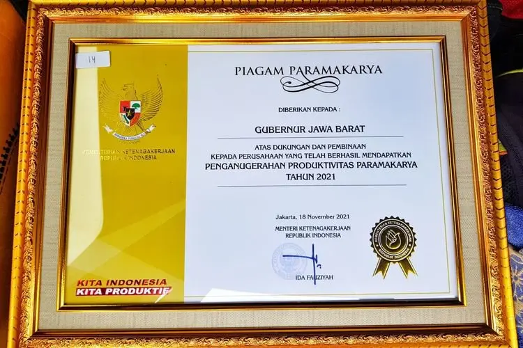 Gubernur Ridwan Kamil Terima Anugerah Paramakarya