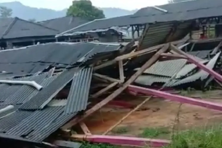 100 Kios di Pasar Gunung Halu Roboh Usai Diterjang Hujan dan Angin Kencang