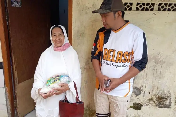 Bergerak di Bidang Kemanusiaan, Relasi Bagi-bagi Sembako 