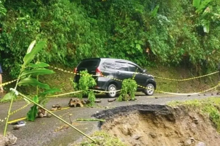 Jalan Penghubung Antar Kabupaten di Naringgul-Cianjur Amblas