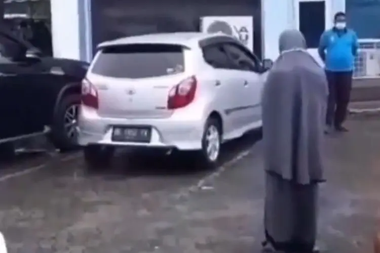 Heboh Seorang Wanita Salat di Depan Gereja, Pakai Mukena Tanpa Sajadah