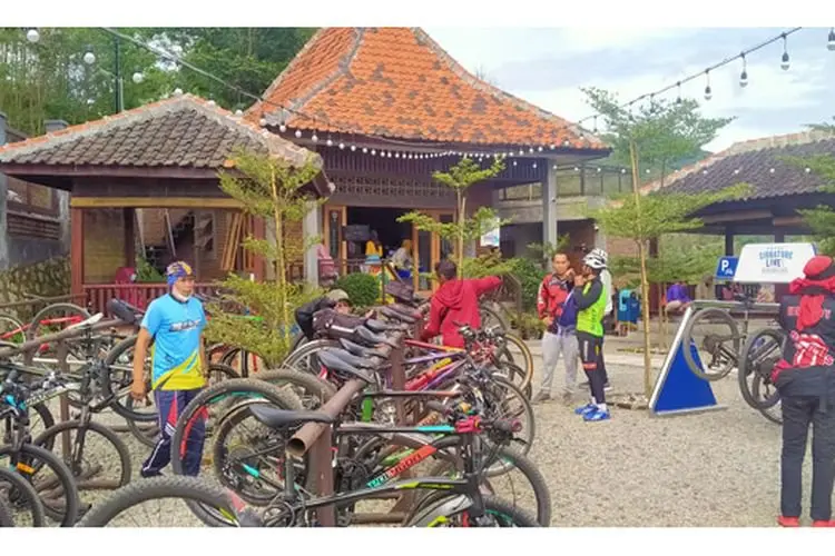 Cari Tempat Istirahat Bersepeda? Goweser Bisa Sambangi Warung Gowes Sanona di Kutawaringin