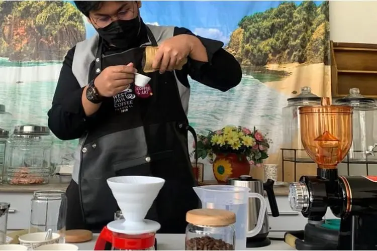 Anggota Ekskul KPMP SMAN 15 Bandung Diajari Teknik Penyajian Minuman Kopi