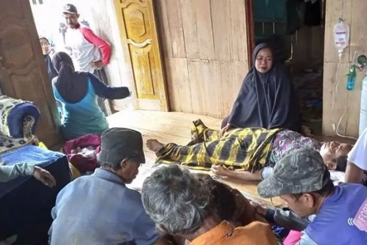 Tertimpa Longsor Saat Kerja Bakti, Tiga Warga Desa Sukagalih Cianjur Luka Berat