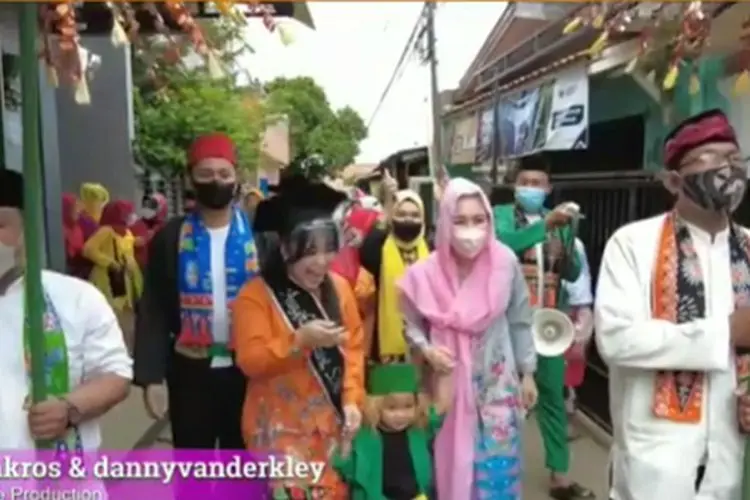 Lulus Sarjana, Adik Ayu Ting Ting Dapat Hadiah Mobil dan Diarak Keliling Kampung