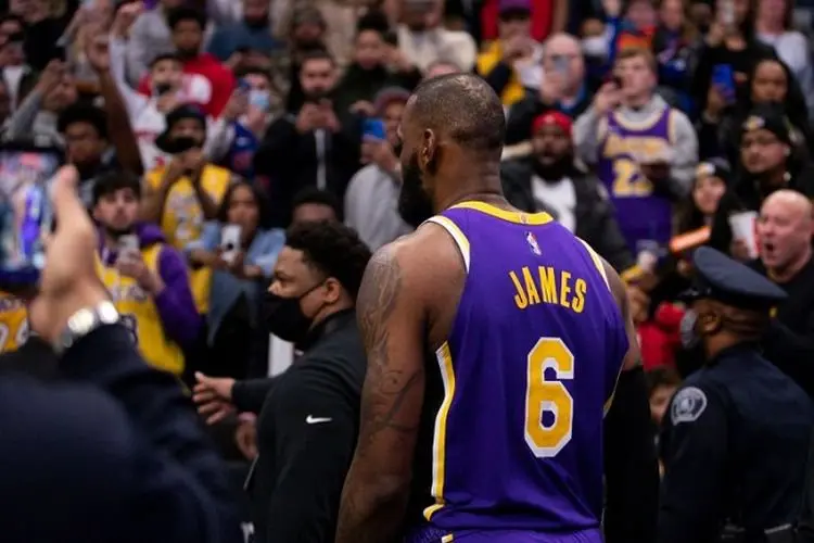 Sikut Isaiah Stewart Sampai Berdarah, LeBron James Diusir Wasit