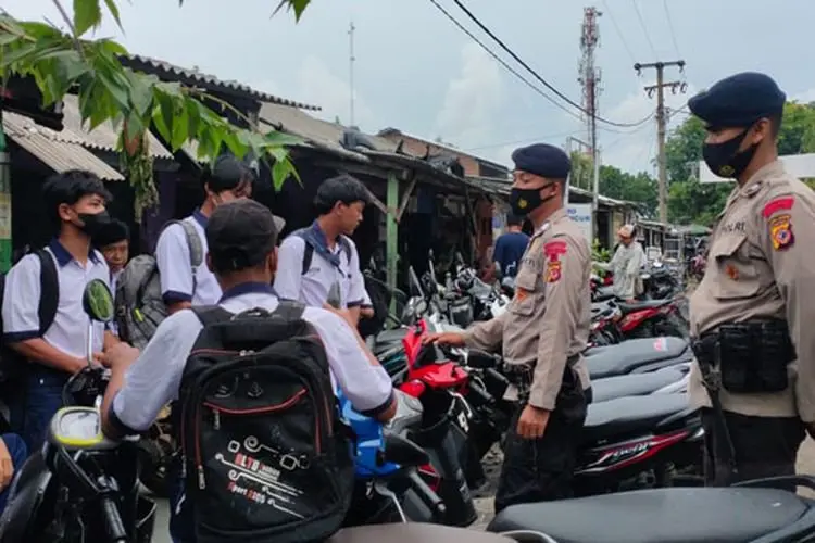 Brimob Polda Jabar Edukasi Pelajar Soal Prokes dan Bagikan Masker