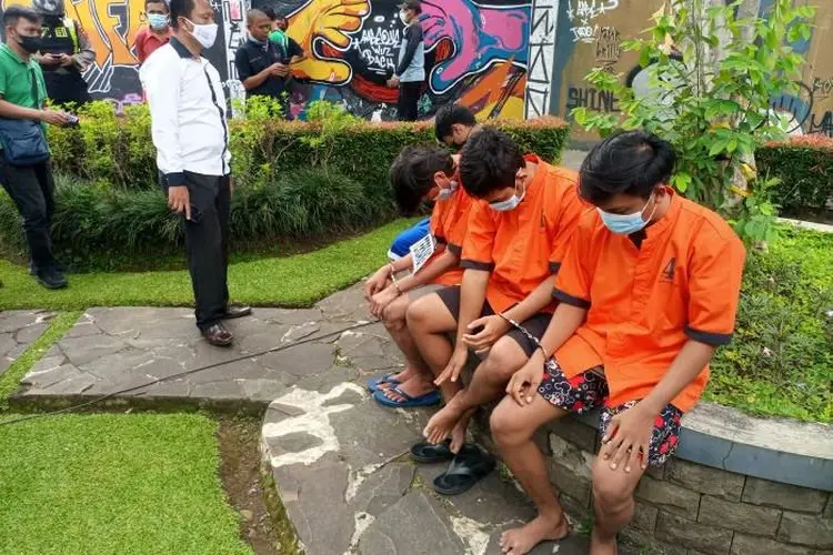 Tusuk Paha Sopir Taksi Hingga Tewas, Tiga Orang Begal Sadis Diringkus Polisi