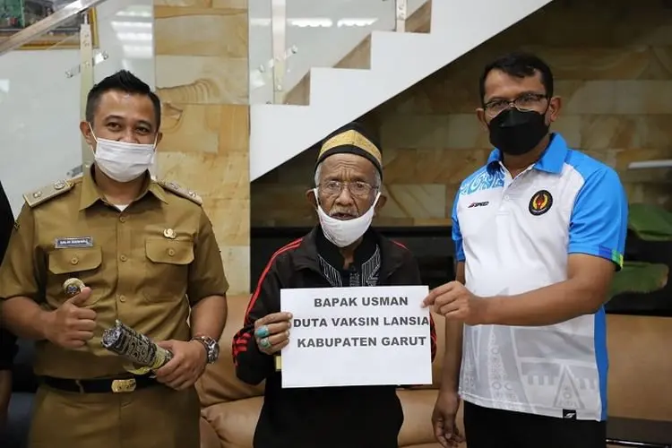 Abah Usman Duta Vaksin Lansia di Garut Lancarkan Kritik, Generasi Muda Tak Berkutik