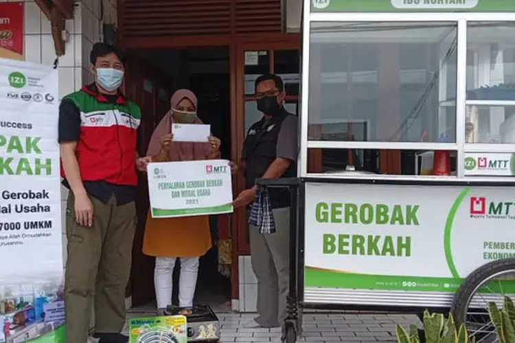 Kolaborasi IZI dan MTT Regional Jabar Gulirkan Gerobak Berkah Peduli UMKM