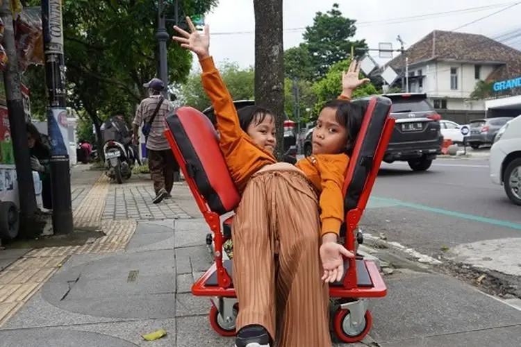Alhamdulillah, Kembar Siam Asal Garut Ini Sekarang Bisa Pakai Kursi Roda Khusus