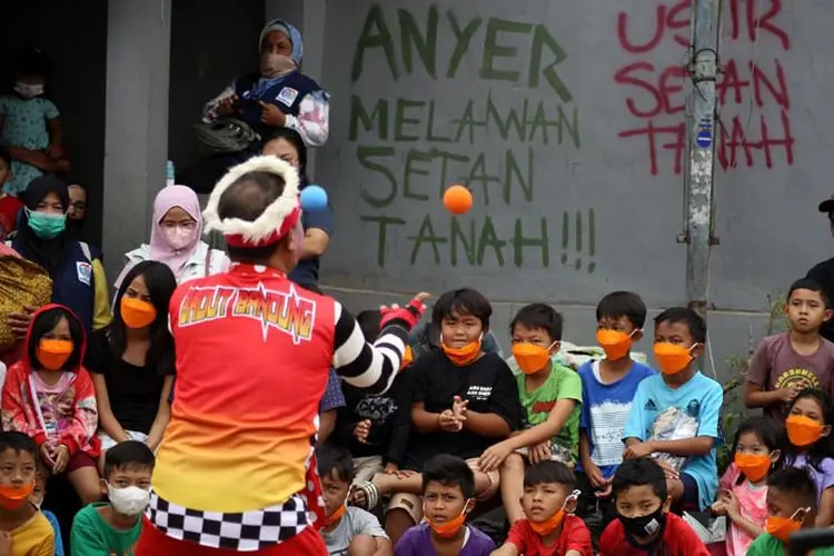Foto: Badut Necis Hibur Anak-Anak Korban Penggusuran Lahan