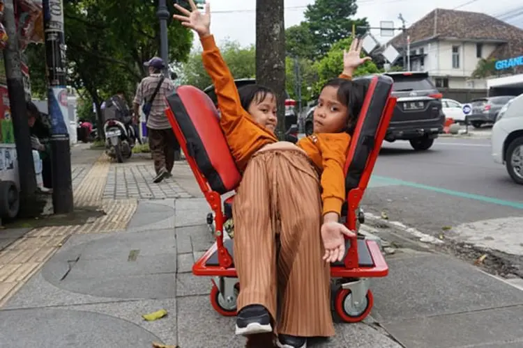 Kursi Roda Khusus untuk Dewi dan Putri, Anak Kembar Siam Asal Garut