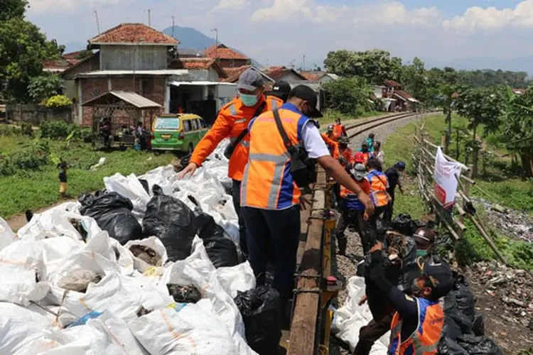 Minimalisir Gangguan Perjalanan KA, Daop 2 Gandeng DLHK Garut Bersih-bersih Lintasan