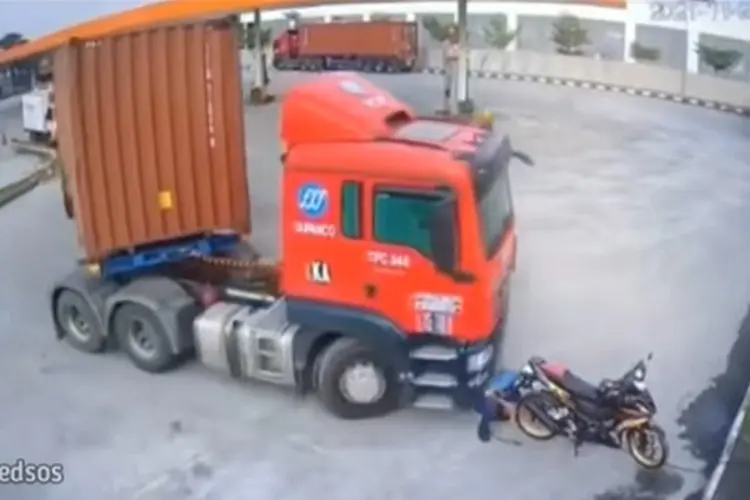 Menegangkan! Video Detik-detik Pria Ini Nyaris Tewas Terlindas Truk 