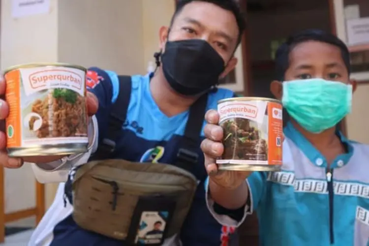 JQR dan Rumah Zakat Bagikan Daging Kurban dan Alquran di Jabar Selatan