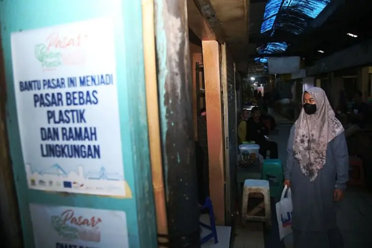 Foto: Pembatasan Penggunaan Plastik Sekali Pakai di Pasar Cihapit