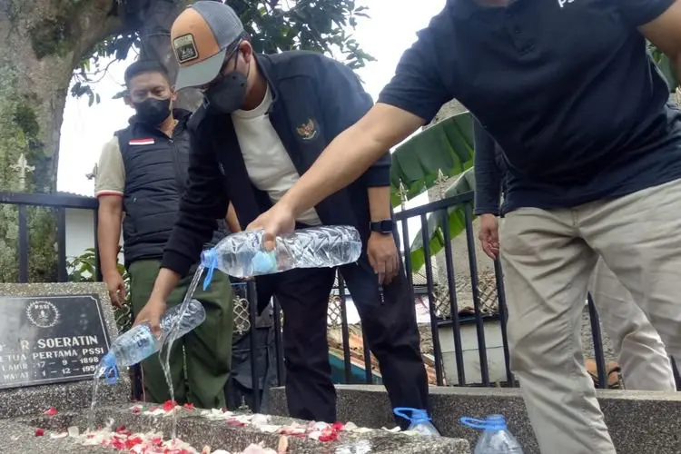 Bulatkan Tekad Jadi Ketum Asprov PSSI Jabar, Ramram Mukhlis Ramdani Ziarah ke Makam Soeratin