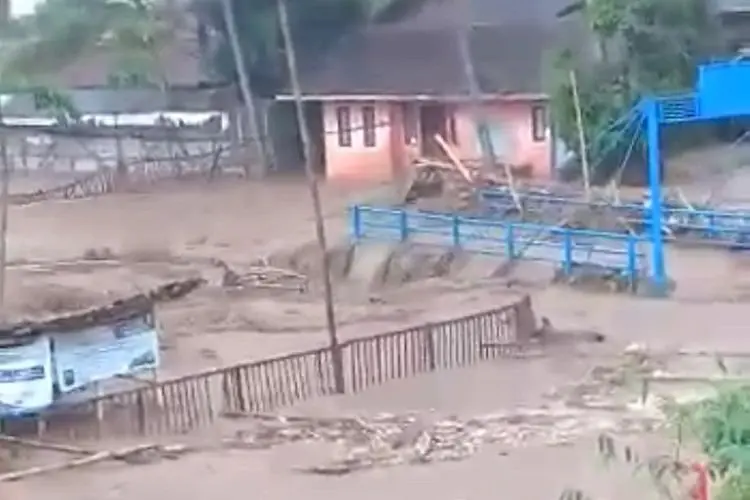 Baru Saja Banjir Bandang Terjang Karang Tengah Garut, Rumah Warung Hancur, Mobil Hanyut
