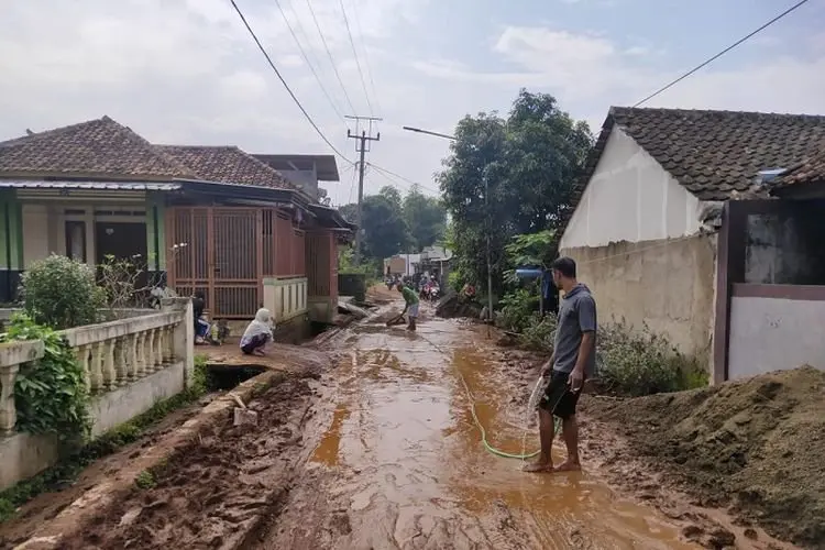 Banjir Kabupaten Bandung, TPT Roboh Tewaskan Balita di Pasirjambu dan Ribuan Rumah Terkepung di Dayeuhkolot