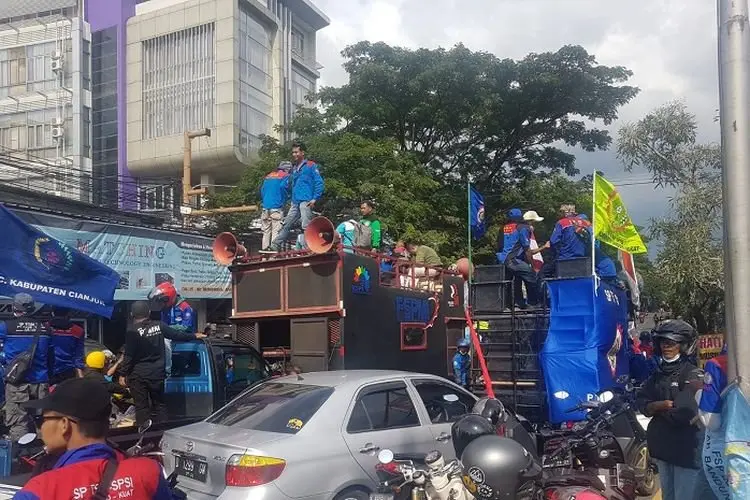 Jalan Pasteur Menuju Arah Pasupati Macet Parah, Ribuan Buruh 'Dangdutan' di Pinggir Jalan