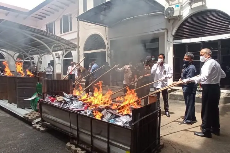 Kejari  Bandung Musnahkan  Puluhan Kilogram Narkotika