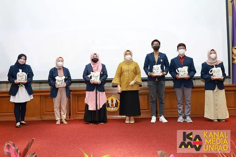 Rektor Unpad Berikan Penghargaan kepada Relawan Sagas Covid-19