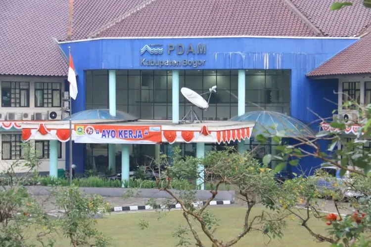 Demi Puaskan Pelanggan, Tirta Kahuripan Cabang Kedung Halang Membersihkan Jaringan