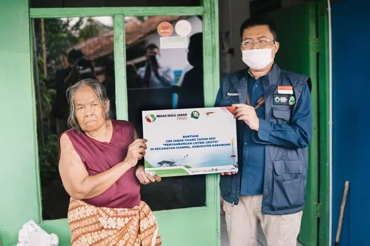 Genjot Program Jabar Caang 2021, MUJ ONWJ Bantu Listrik Gratis di Karawang
