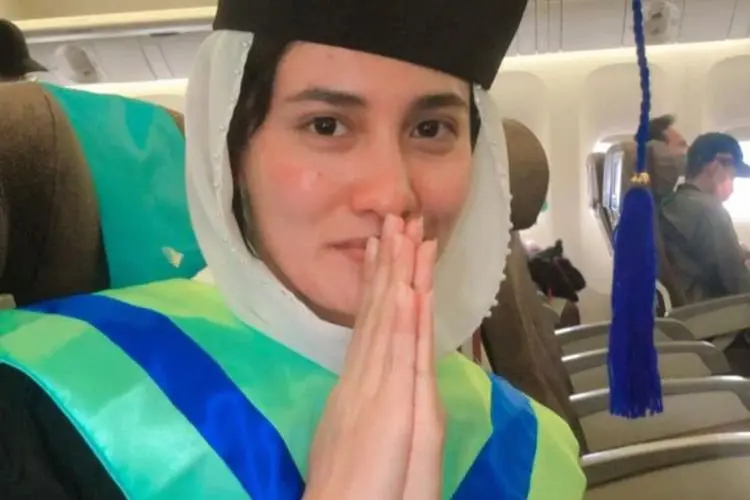 Mengharukan! Pramugari Wisuda di Pesawat, Tak Ditemani Keluarga dan Suami