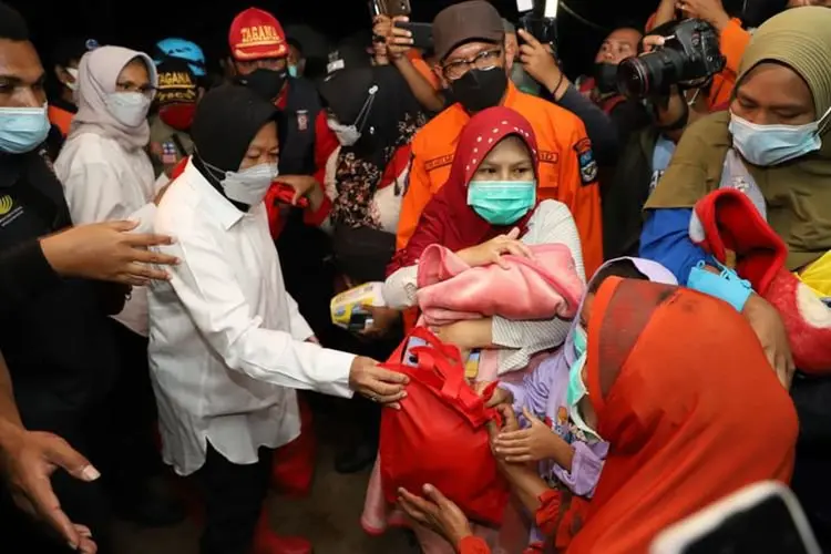 Tinjau Lokasi Banjir Bandang Garut, Tri Rismaharini Bantu Pemkab Dirikan Lumbung Sosial