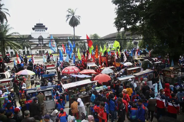 Foto: Aliansi Buruh Jabar Tuntut Kenaikan UMK 2022