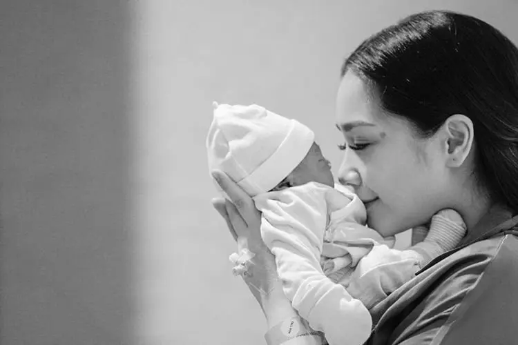 Momen Nagita Cium Rayyanza Malik Ahmad, Netizen: Mirip Papa Raffi Idungnya Mancung 