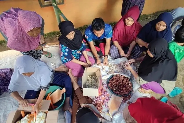 Perjuangan JQR Dirikan Dapur Umum di Wilayah Banjir Bandang Garut, Menuju Lokasi Jalan Kaki
