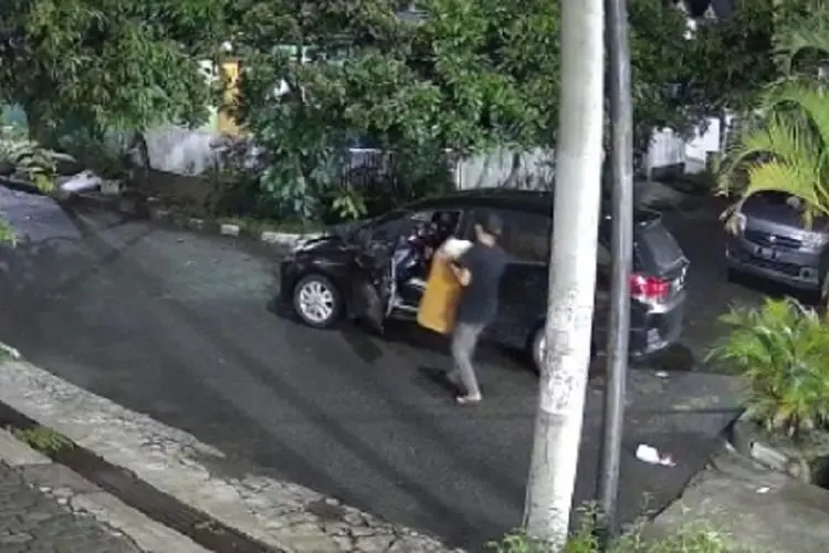 Viral! Pencuri Bermobil Gasak Kotak Amal Masjid di Gedebage Bandung