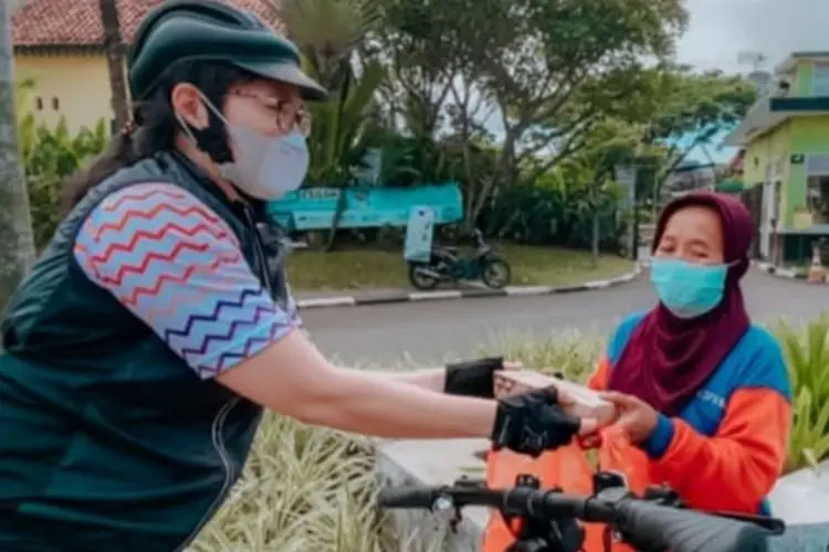 Kolaborasi dengan KeBIKEan, Zoleka Bersepeda Sambil Bagi-bagi Makanan 