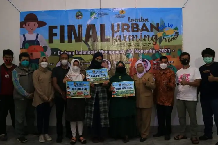 Jaga Ketahanan Pangan Keluarga Melalui Urban Farming